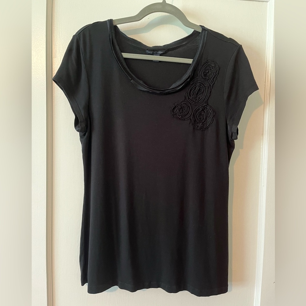 Banana Republic women’s black appliqué t-shirt. Size L.
